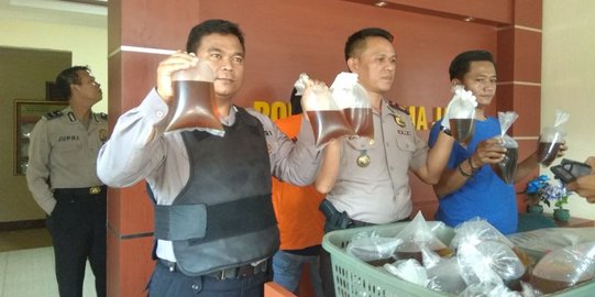 Polisi gerebek toko jamu di Bekasi, ratusan liter miras oplosan disita