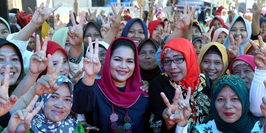 Di Pasar Rogojampi, Puti Soekarno belanja kue lebaran produksi usaha kecil