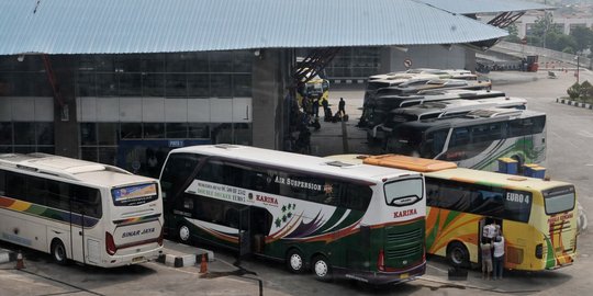 Pemudik mulai memadati Terminal Pulo Gebang