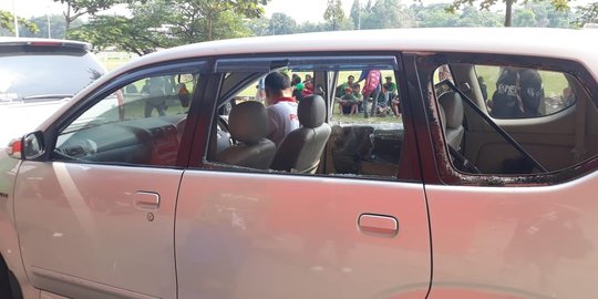 Mobil Panpel PS Tira dirusak suporter berseragam hijau di Stadion Sultan Agung