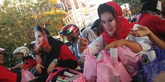 Bagi takjil, Kader PDIP Sidoarjo kompak pakai kerudung merah baju puti ala Puti