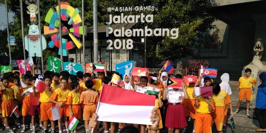 Sambut Asian Games 2018, puluhan siswa SD di Solo kibarkan 45 bendera peserta