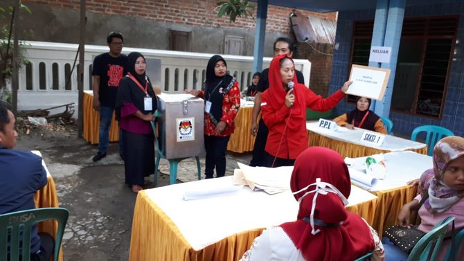 pdip sidoarjo ketuk setiap rumah untuk ajak pilih gus ipul puti