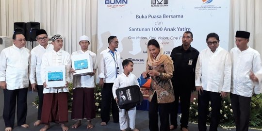 Menteri Rini gelar buka bersama dan santunan 1.000 anak yatim