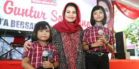 Ngabuburit bareng anak yatim di Ngawi, Puti dapat hadiah puisi syahdu dari dua puteri