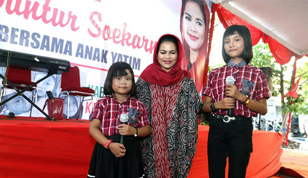 puti buka bersama dengan anak yatim