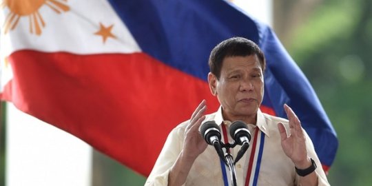 Bantah lakukan pelecehan, ini alasan Duterte cium TKW Filipina