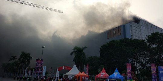 Kebakaran gedung di PRJ Kemayoran, 18 unit damkar diterjunkan ke lokasi