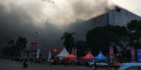 Gedung di PRJ Kemayoran terbakar, ada korban terjebak