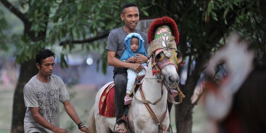 Asyiknya ngabuburit sambil berkuda di KBT