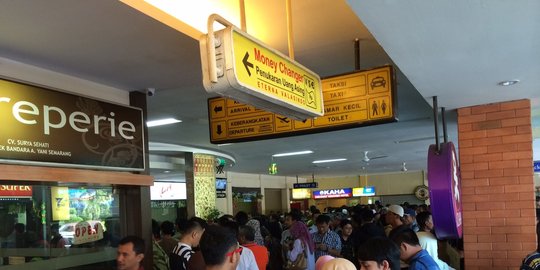 gratis saat memasuki terminal bandara ahmad yani rev5
