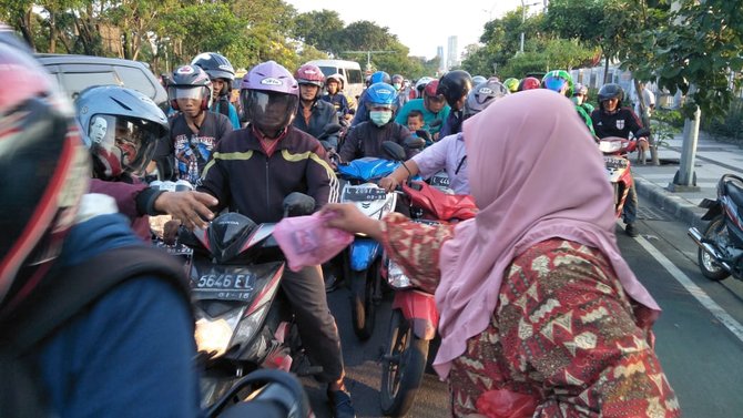 relawan gus ipul puti bagi bagi takjil