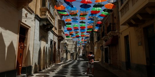 Unik, payung-payung 'terbang' hiasi kota kecil di Malta