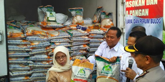 Pekan depan, Bulog mulai jual beras kemasan sachet seharga Rp 2.500