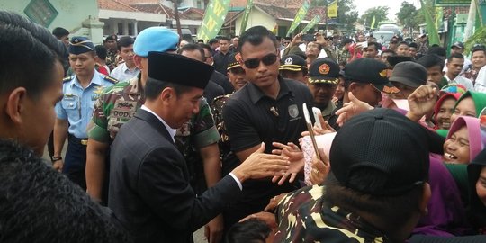 Antusias warga Karawang sambut kedatangan Jokowi