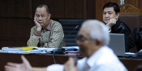 Ekspresi mantan Kepala BPPN dengar keterangan saksi