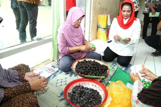 puti belajar bungkus madumongso di madiun