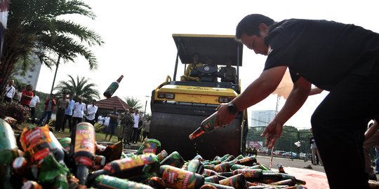 Pemusnahan 4.000 botol miras di Monas