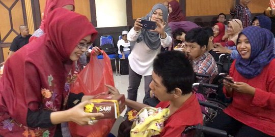 Fatma Saifullah Yusuf berbagi kasih bersama 350 Difabel