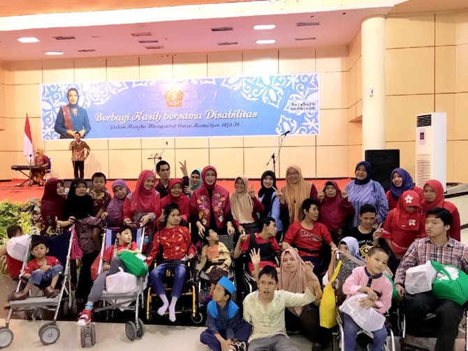 hj fatma syaifullah yusuf berbagi kasih dengan ratusan difabel