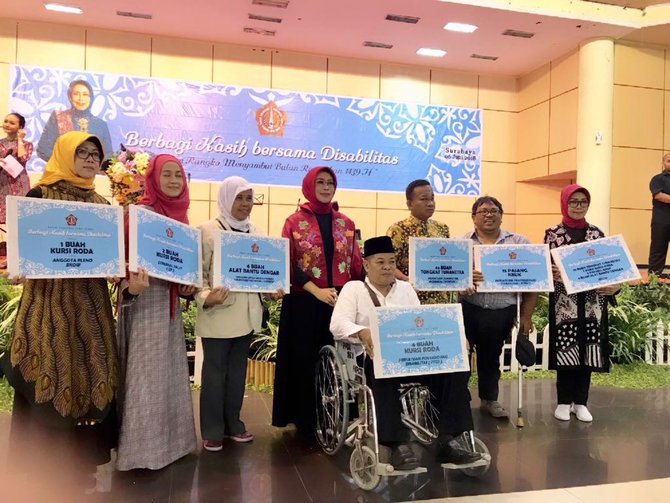 hj fatma syaifullah yusuf berbagi kasih dengan ratusan difabel