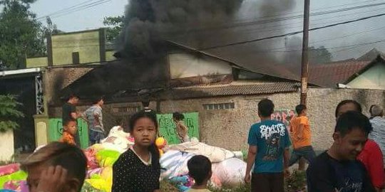 Gudang kain di sentra pembuatan boneka terbakar, satu orang terluka