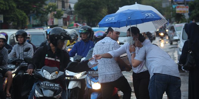 Hujan tak halangi para notaris ini berbagi 1.000 takjil di 