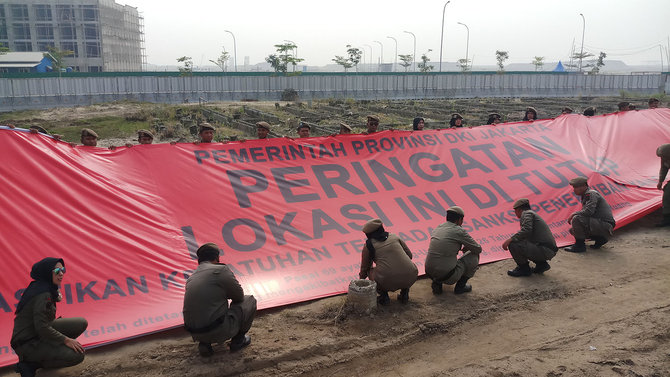 satpol pp segel lagi pulau reklamasi