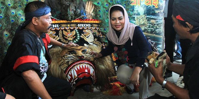 Di sentra pengrajin Gamelan Puti dapat miniatur  Reog 