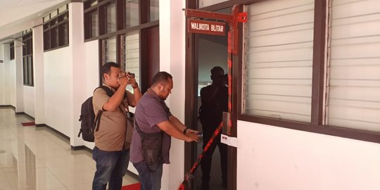 Wali Kota Blitar tak terlihat saat KPK segel ruang kerjanya