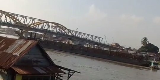 Jembatan Ogan di Palembang ditabrak tongkang, lalu lintas dialihkan