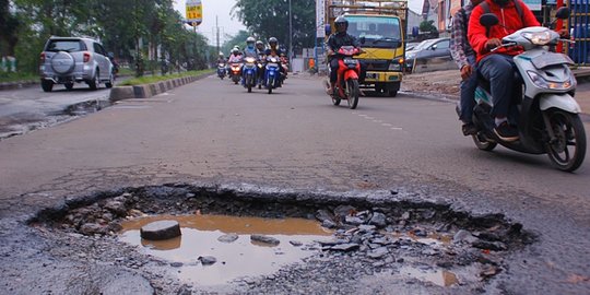 Jalur mudik Kalimalang berlubang dan gelap karena pohon rindang