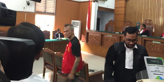Ketua hakim berhalangan hadir, sidang pleidoi Fachri Albar & Tio Pakusadewo ditunda