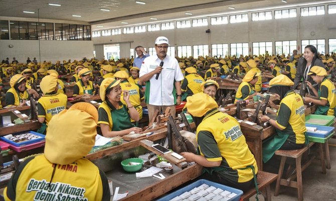 gus ipul disambut meriah ribuan buruh rokok grendel