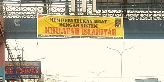 Polisi buru pemasang spanduk khilafah berlogo PKS di jembatan penyeberangan