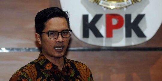 4 Orang yang kena OTT di Blitar dan Tulungagung tiba di Gedung KPK