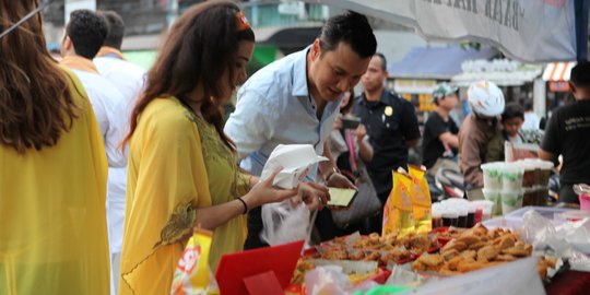 Bule cantik asal Persia dan Jerman jualan combro di Bendungan Hilir