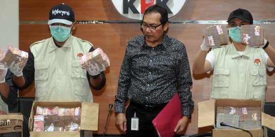 KPK tunjukkan barang bukti hasil OTT di Kota Blitar dan Kabupaten Tulungagung