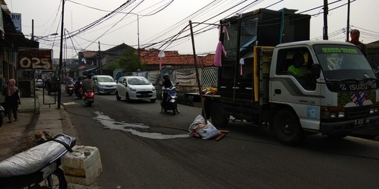Sering tersangkut kontainer, kabel PLN di Tangerang semrawut hingga menjuntai
