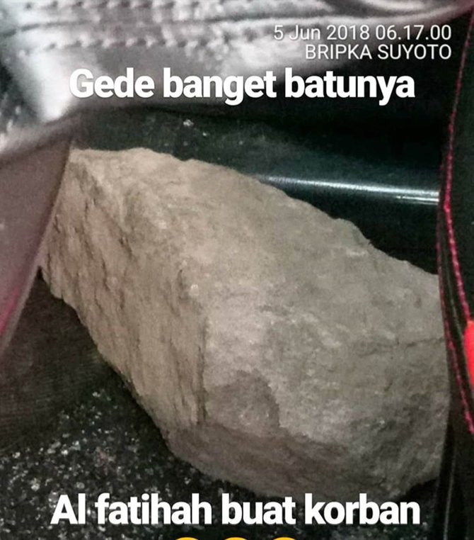 dua mobil menjadi korban pelemparan batu