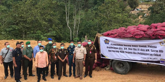 Bea Cukai Aceh dan Kuala Langsa musnahkan 33 ton bawang ilegal tak layak konsumsi