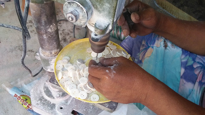 syahdon pembuat kancing berbahan tulang sapi