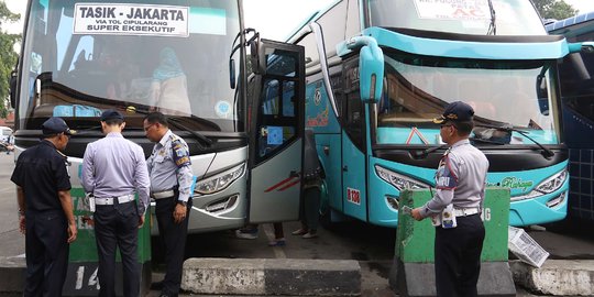 Jelang arus mudik, petugas Dishub cek kelayakan bus Terminal Kampung Rambutan