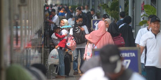 H-7 lebaran, pemudik mulai padati Stasiun Pasar Senen