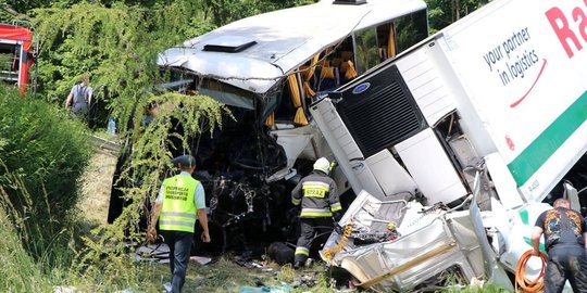 Tabrakan bus sekolah dan truk berakhir nahas usai masuk selokan