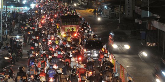 H-6 Lebaran, pemudik bermotor mulai ramai lewati Jalan Arteri Karawang