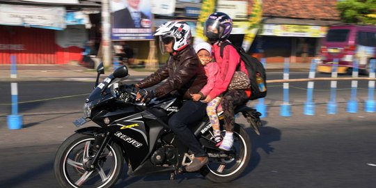 Jaga gengsi & tebar pesona di balik pemudik membawa motor ke kampung halaman