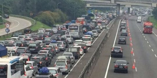 Antisipasi macet, contra flow diberlakukan di Tol Jakarta-Cikampek