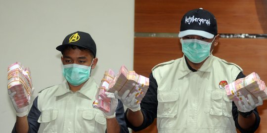 Sempat sembunyi, Bupati Tulungagung Syahri Mulyo menyerahkan diri ke KPK