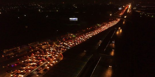 H-5 Lebaran, begini kepadatan di Gerbang Tol Cikarang Utama